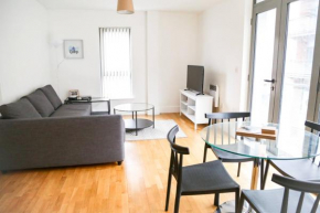 Serviced Apartment In Liverpool City Centre - Free Parking - Balcony - by Happy Days